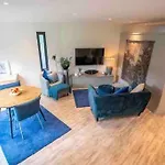 Beautiful Garden Apartment With Private Patio And Garden View